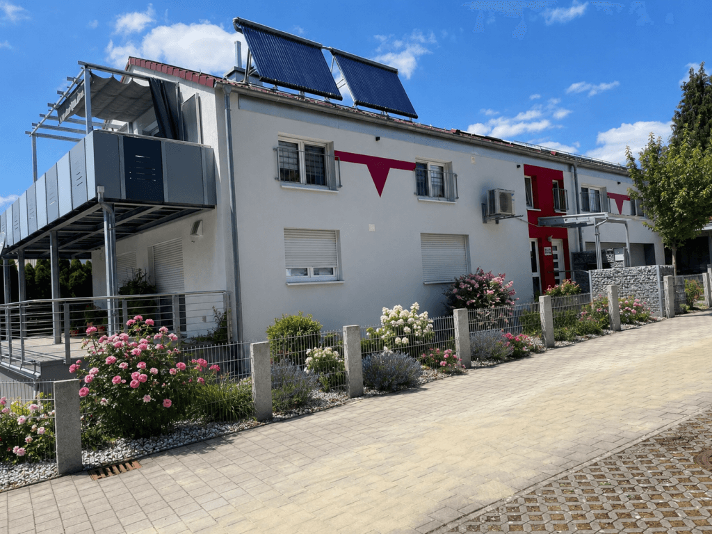 Traumhaftes Anwesen! Freistehendes Zweifamilienhaus in Zell unter Aichelberg!