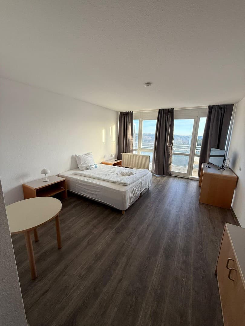 Sonnige Doppelzimmer mit herrlicher Aussicht für monatliche Vermietung
