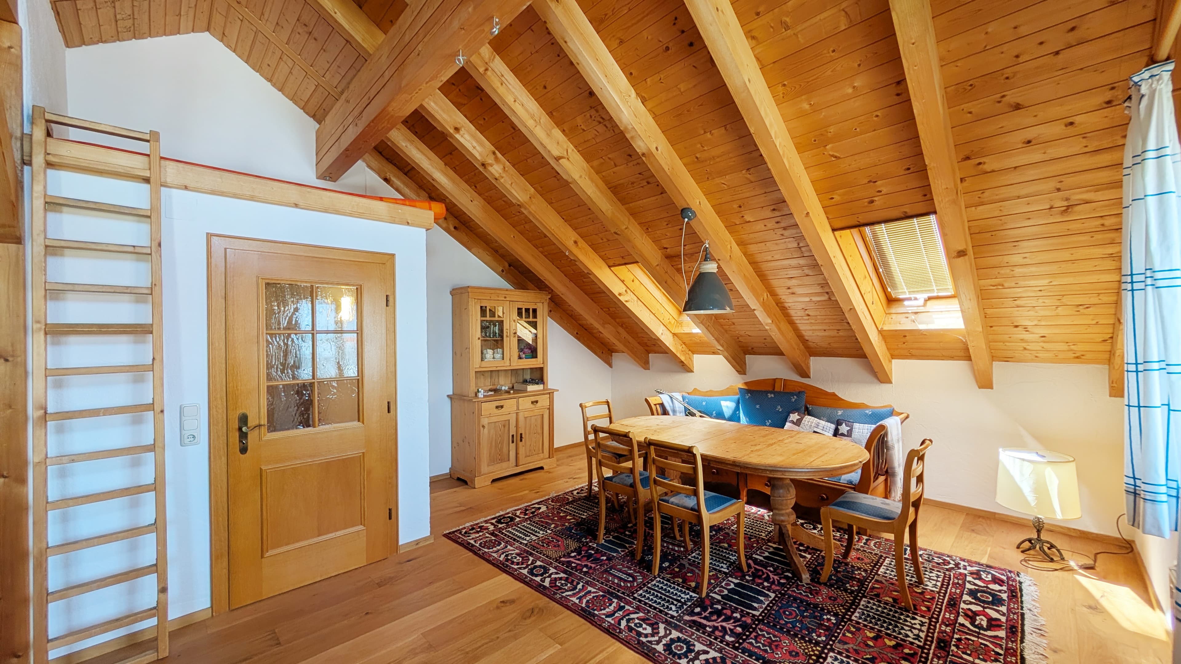Große, rustikal ausgebaute 5-Zimmer-Traumwohnung im Dachgeschoss mit Balkon, Garage u. Gartennutzung