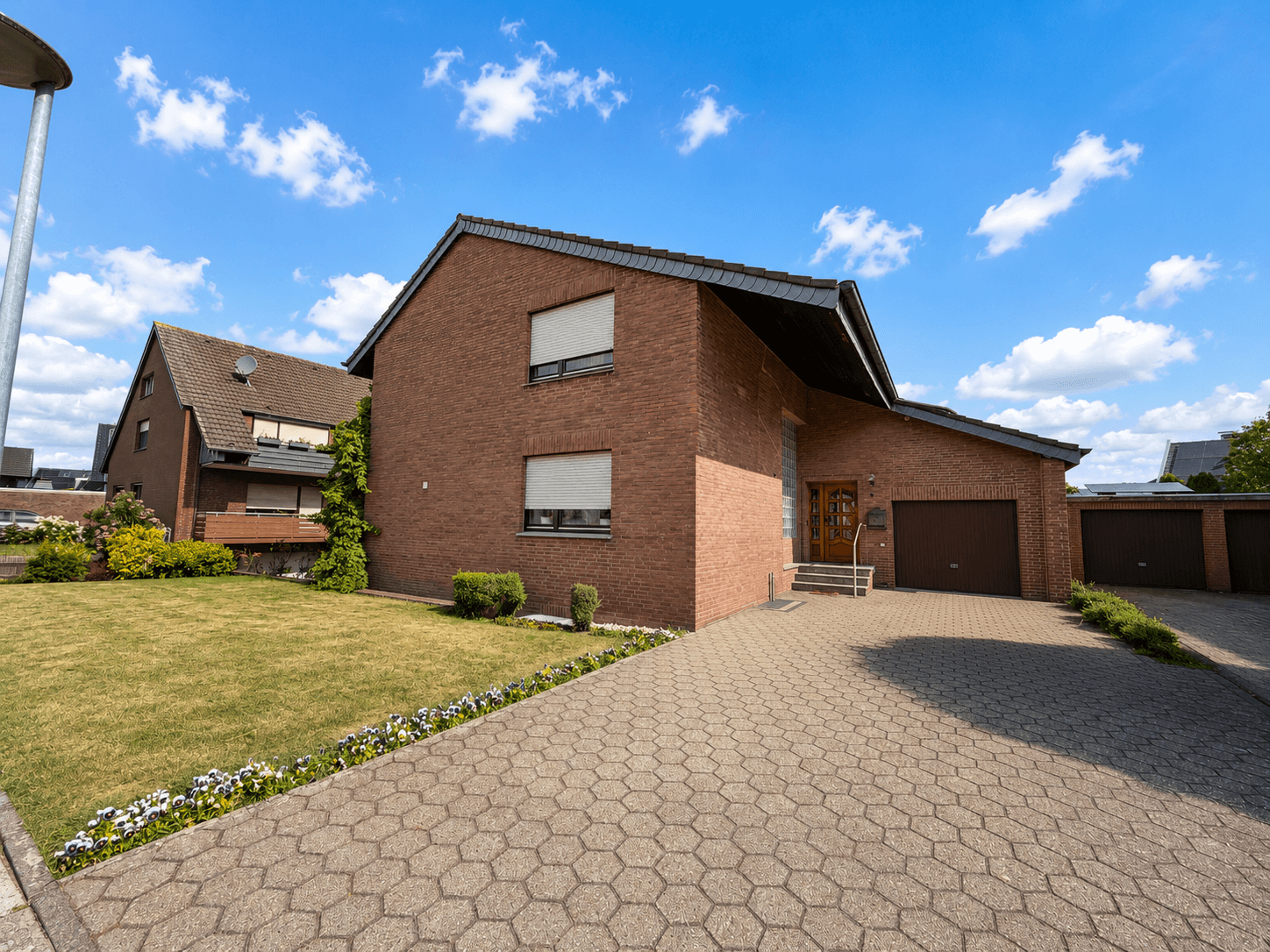 Mehr Platz. Mehr Möglichkeiten. Mehr Zuhause. Großzügiges Zweifamilienhaus in Rheinberg-Millingen
