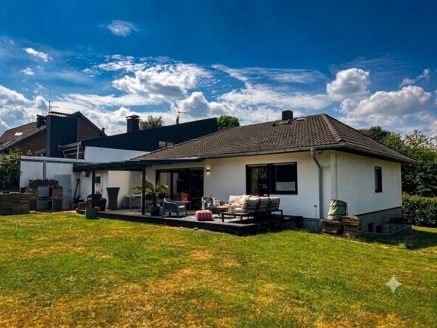 Großzügiges Einfamilienhaus mit wünderschönem Garten