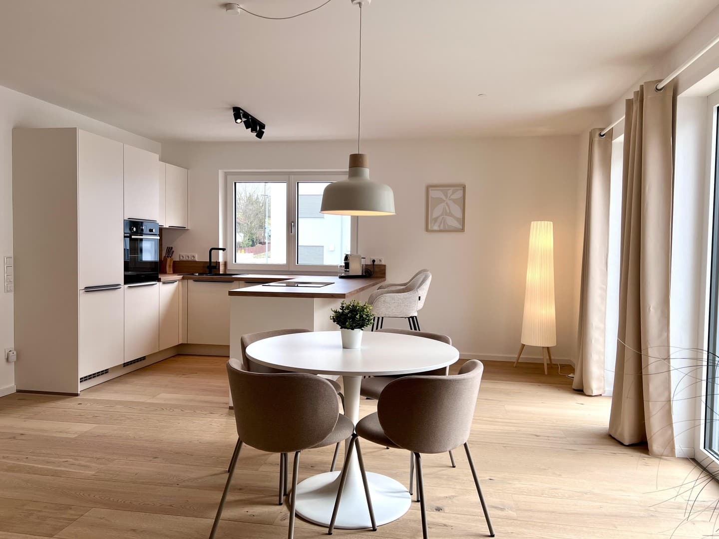 Voll möblierte 3 Zimmer Wohnung - WG geeignet! Einziehen. Ankommen. Wohlfühlen.