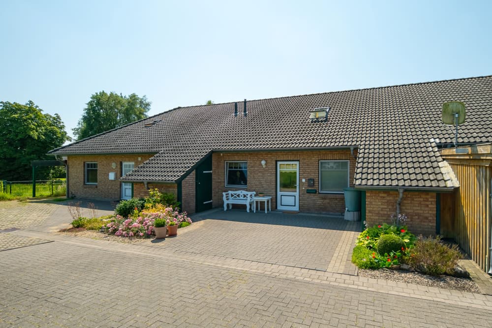 Wohnen, wo andere Urlaub machen: Reihenmittelhaus mit herrlichem Garten nahe Husum.