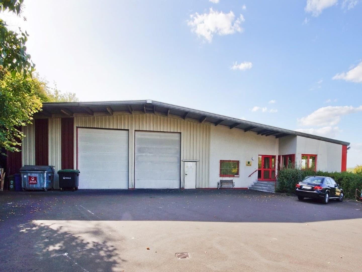 Jetzt Mieten: 1.764 m² Lagerhalle mit Bürogebäude – verkehrsgünstig direkt an der A66