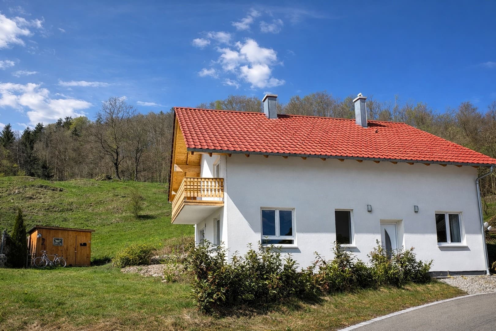 Modernes Einfamilienhaus in Ronsberg – Baujahr 2018, Massivbau, 818 m² Grundstück