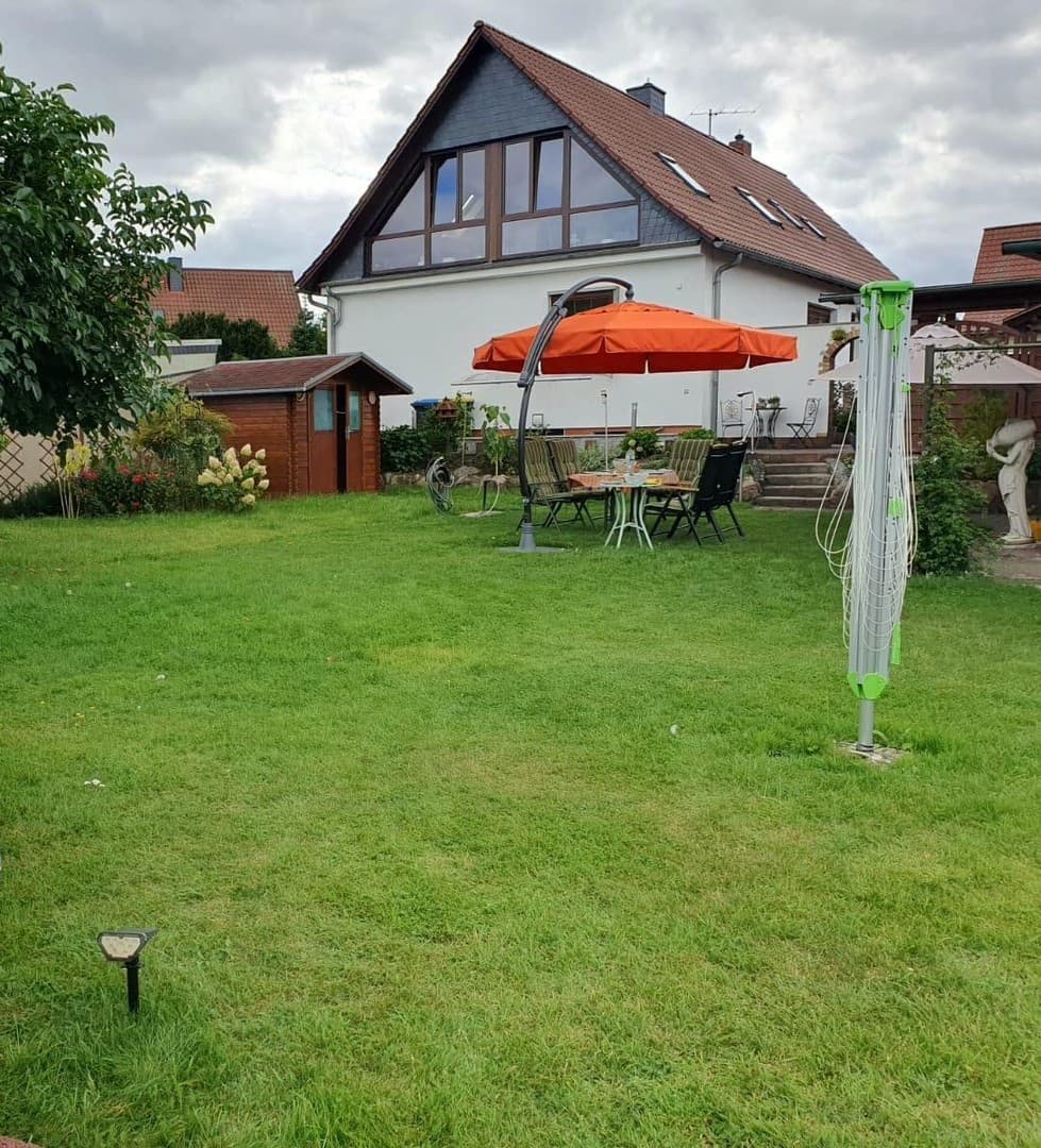 Von Grund auf sanierte Doppelhaushälfte mit herrlichem Atelier und schön angelegtem Garten