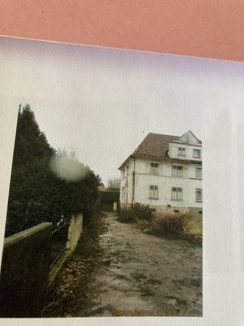 Sanierungsbedürftige Doppelhaushälfte mit großer Gartenfläche und Garage