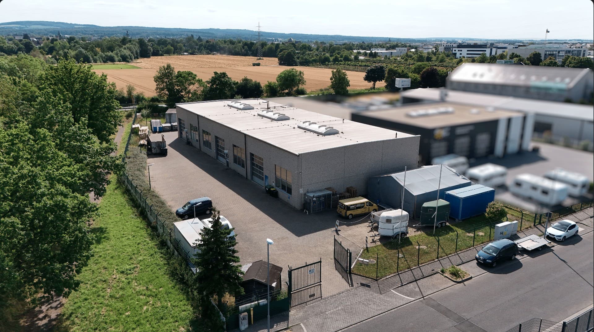 2 Gewerbehallen mit Büro- und Sozialflächen in verkehrsgünstiger Lage