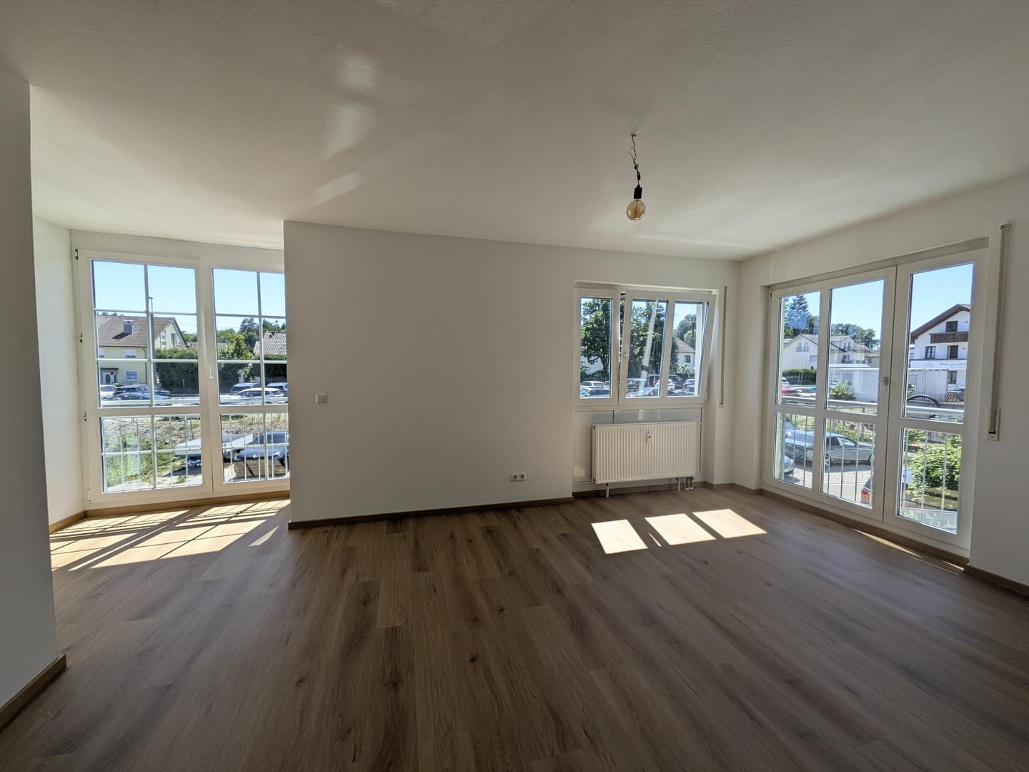Lichtdurchflutete 3-Zimmer-Wohnung mit Süd-Wintergarten und Waldblick am Ebersberger Forst.