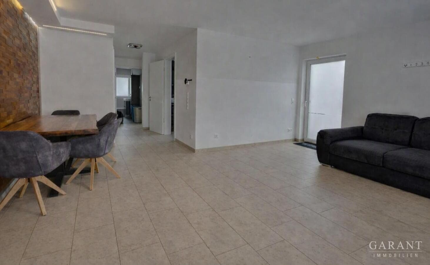 Neuwertige Erdgeschosswohnung mit großem Garten, Terrasse und hochwertiger Ausstattung