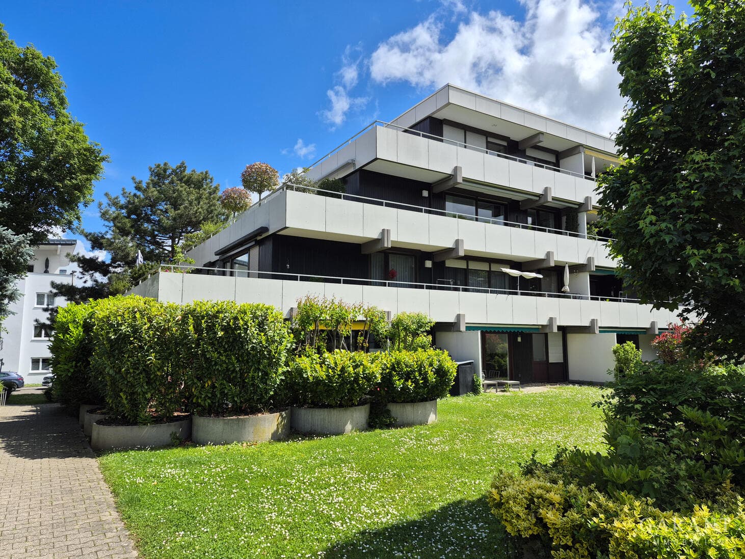 Repräsentative 6 Zimmer-Wohnung mit XXL Balkon in Feldrandlage
