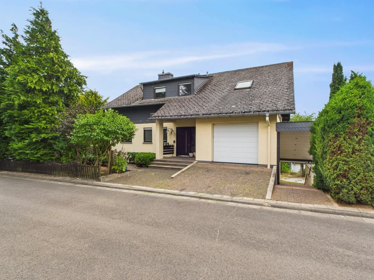 Großzügiges Einfamilienhaus mit ELW, großem Garten in ruhiger Wohnlage von Kümbdchen bei Simmern.