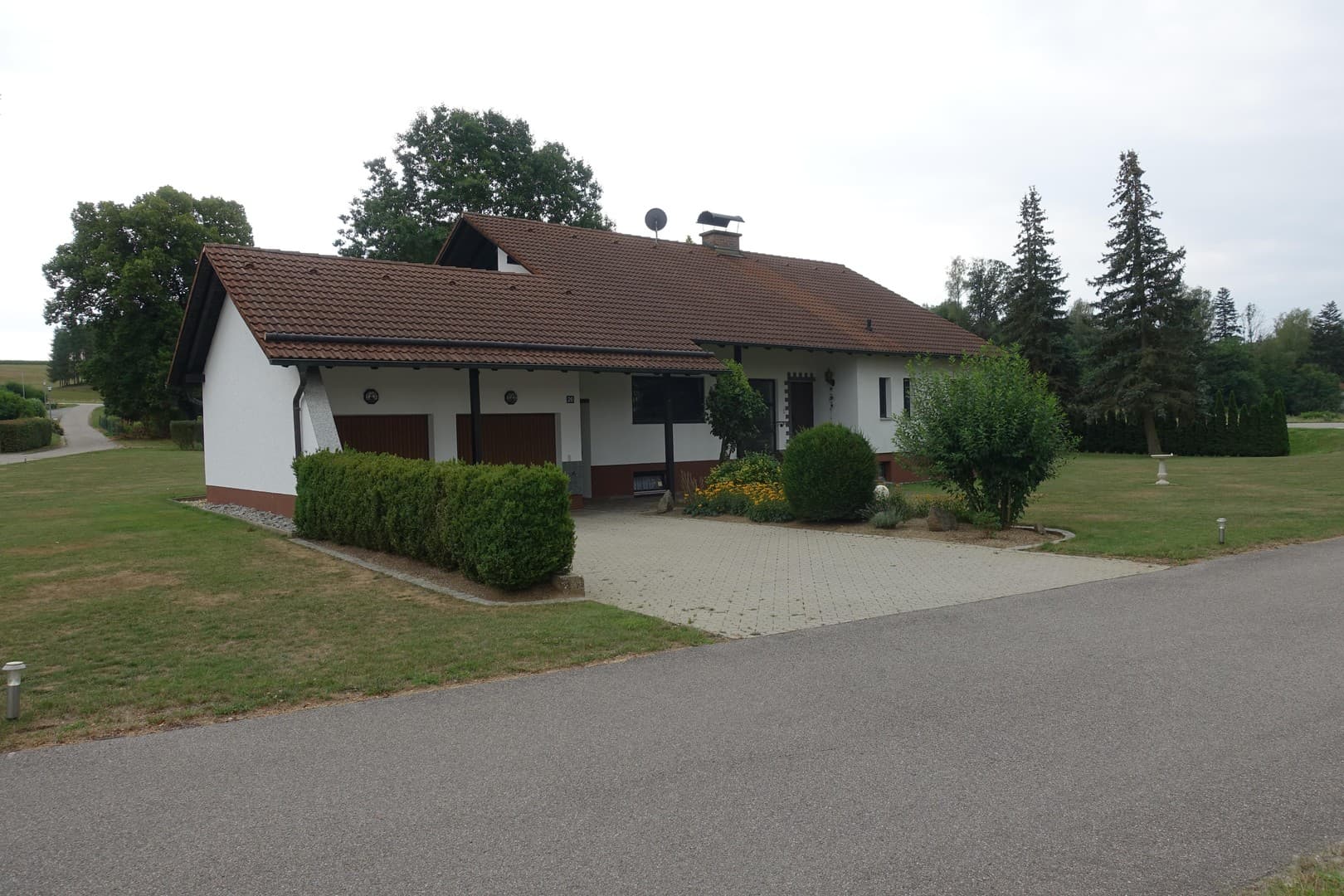 Großzügiger Bungalow auf weitläufigem Grundstück – und optionaler Pferdehaltung
