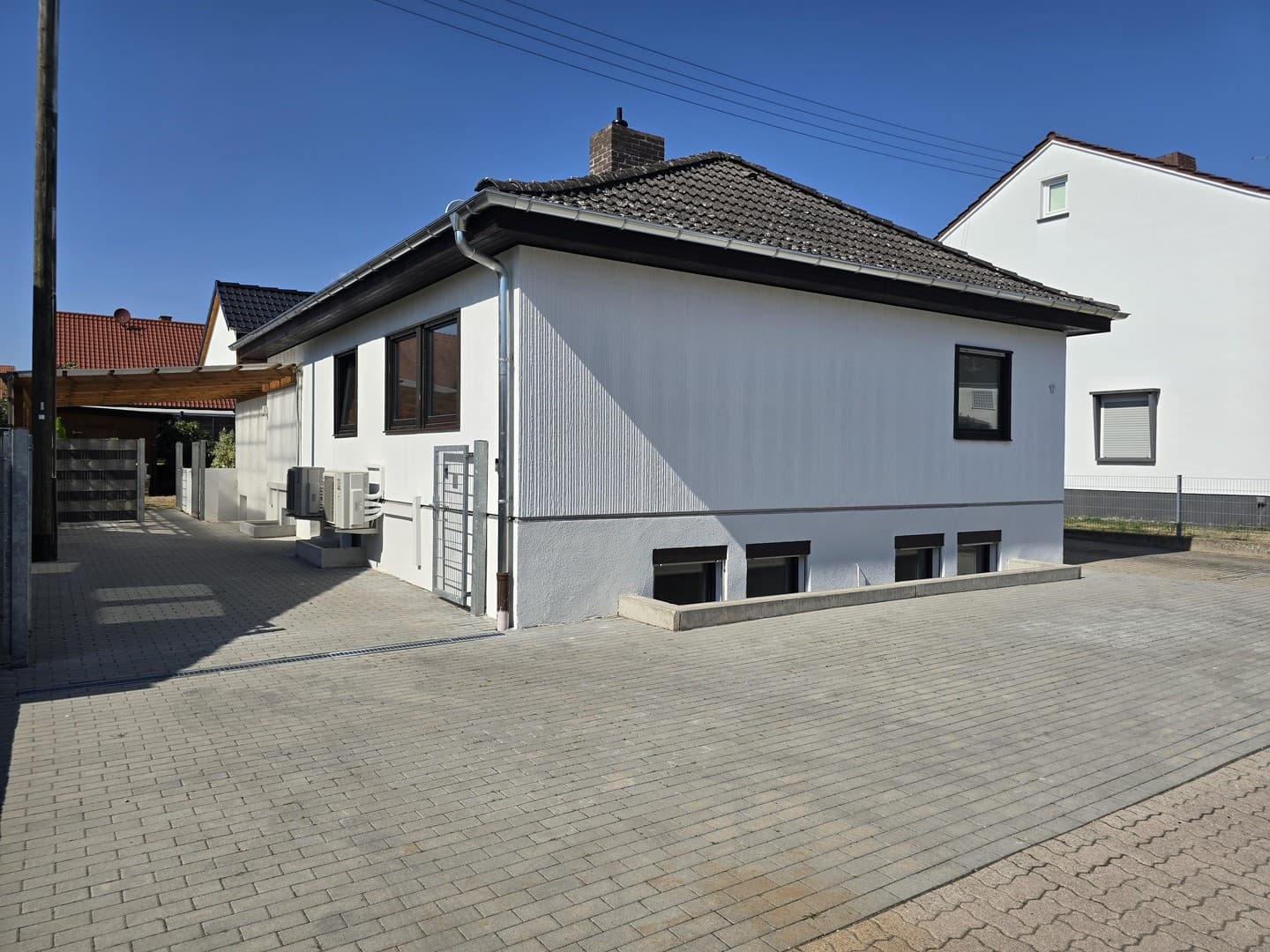 Einfamilienhaus mit kernsanierter Einliegerwohnung, Pool und Garage in Lustadt