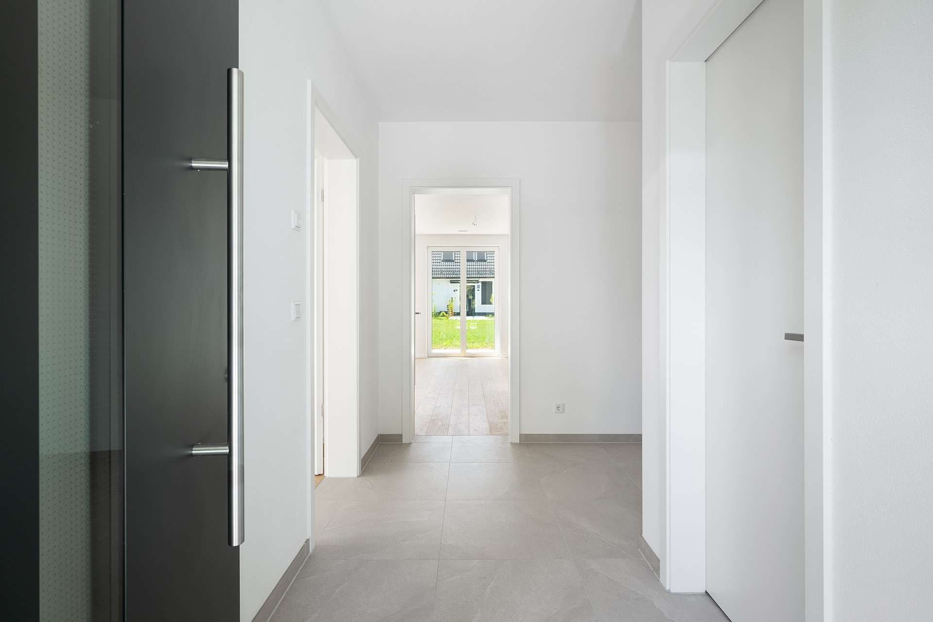 RESERVIERT: NEUBAU-Doppelhaushälfte mit wohnlich ausgebautem Souterrain (+ 2. Bad) und großem, sonnigen Garten
