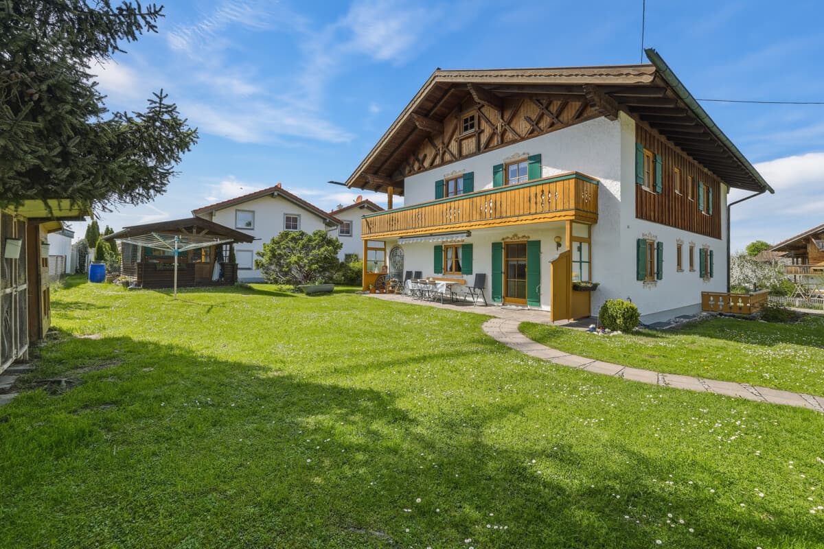 Zweifamilienhaus in idyllischer Lage