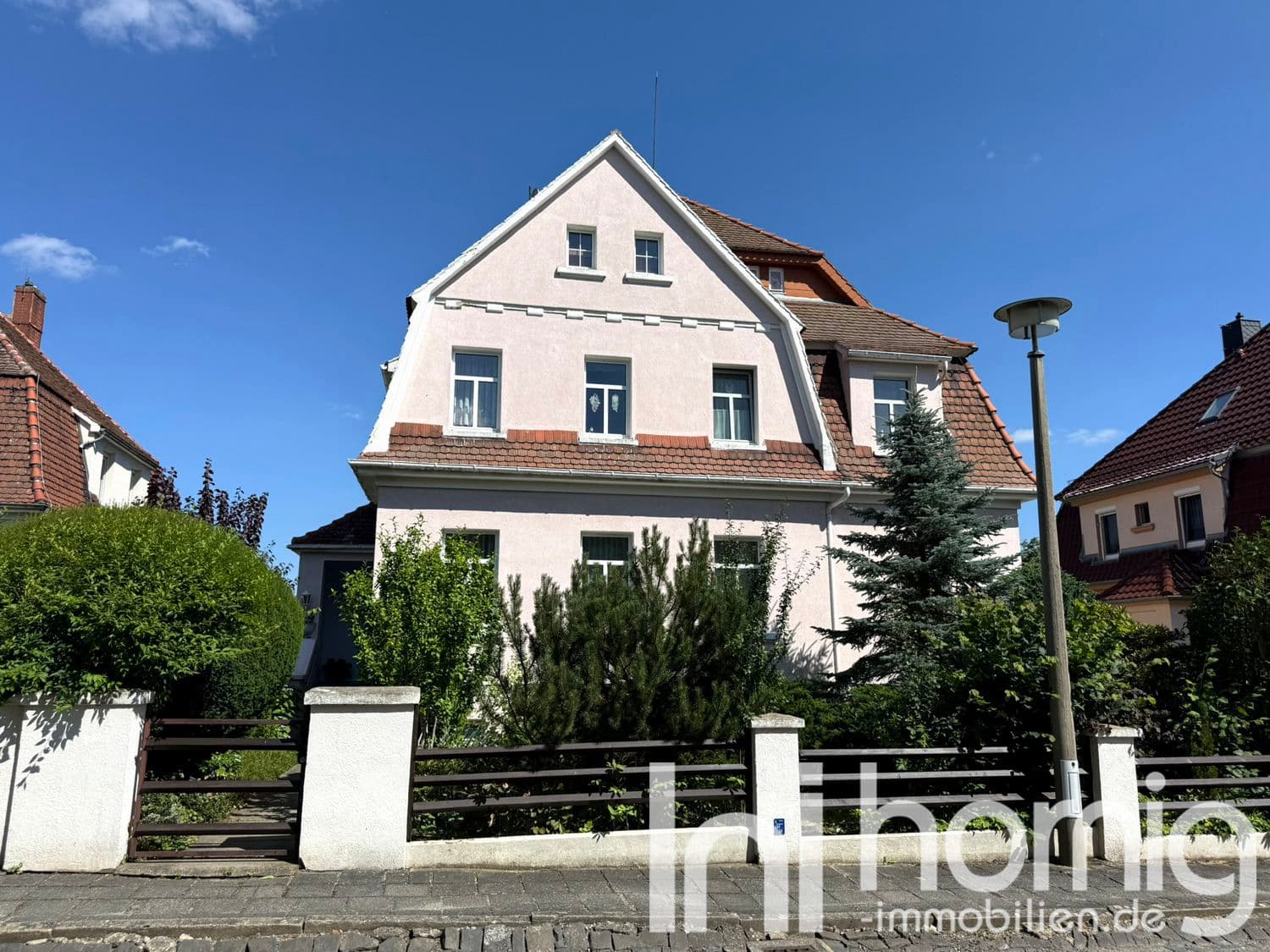 Ihr Zuhause mit zusätzlichem Mietertrag - Zweifamilienhaus mit Garten und Garage