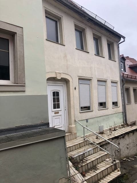 Provisionsfrei - Zentral gelegenes Einfamilienhaus (RMH) mit Garten
- Sanierungsbedürftig -