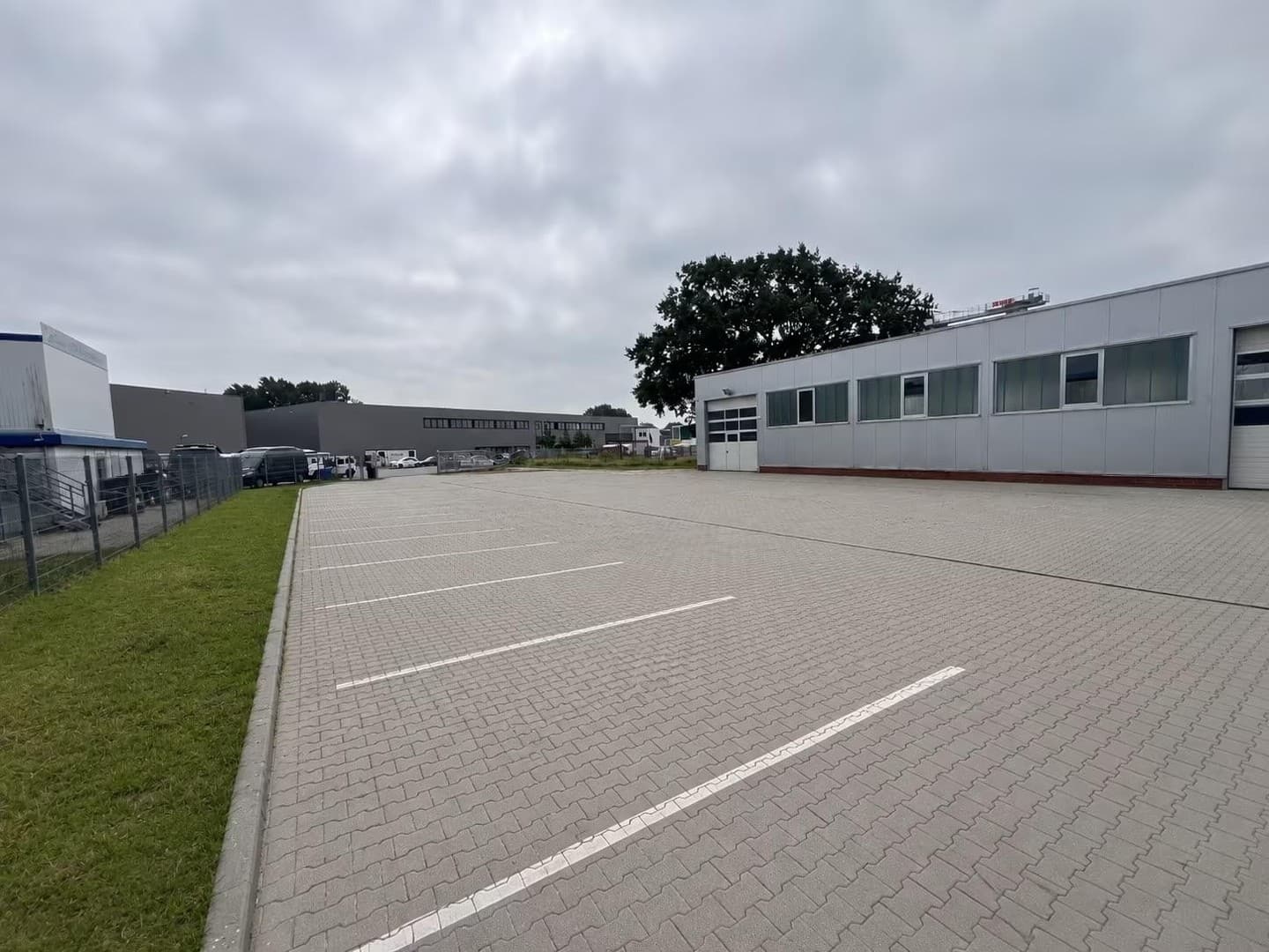 Neuwertige Gewerbehalle (300 m²) mit Büro, 1.500 m² Freifläche & Top-A25-Anbindung