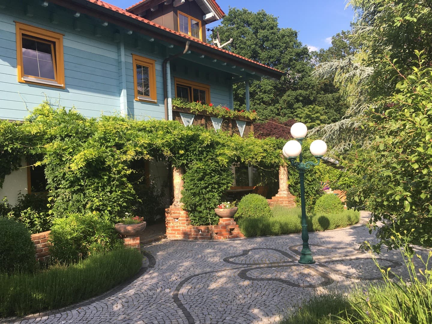 Am Waldrand gelegenes Einfamilienhaus mit ELW und parkähnlichem Garten