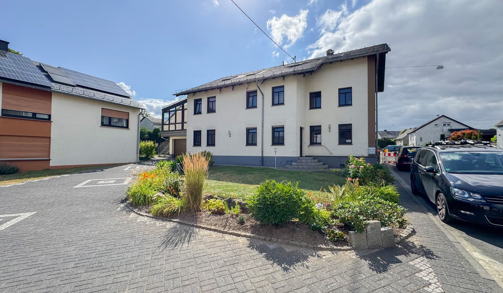 Saniertes und freistehendes Wohnhaus mit großer Dachterrasse in ruhiger Wohnlage!