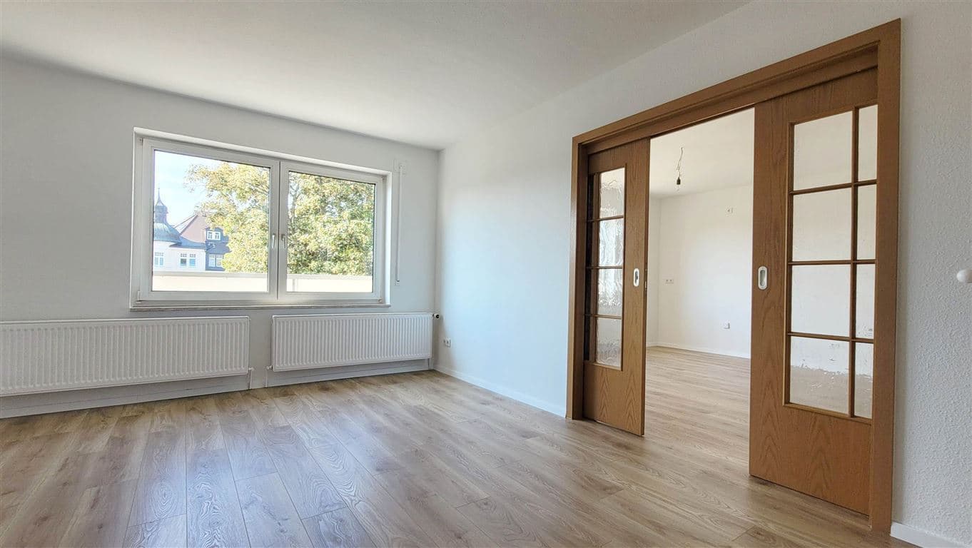 Wurzen* großzügige 3 Zimmer-Whg. mit Balkon*Wohnküche* renoviert* Laminat* Bad m. Wanne + Dusche