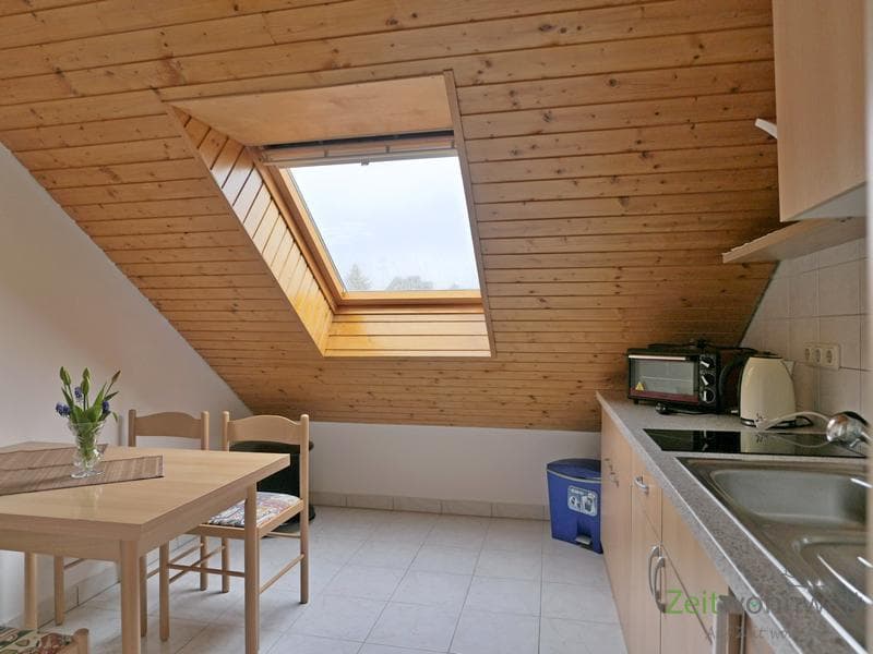 (EF1025_M) Dresden: Ockerwitz, preiswerte möblierte Dachwohnung mit Balkon und Grundreinigung, WLAN