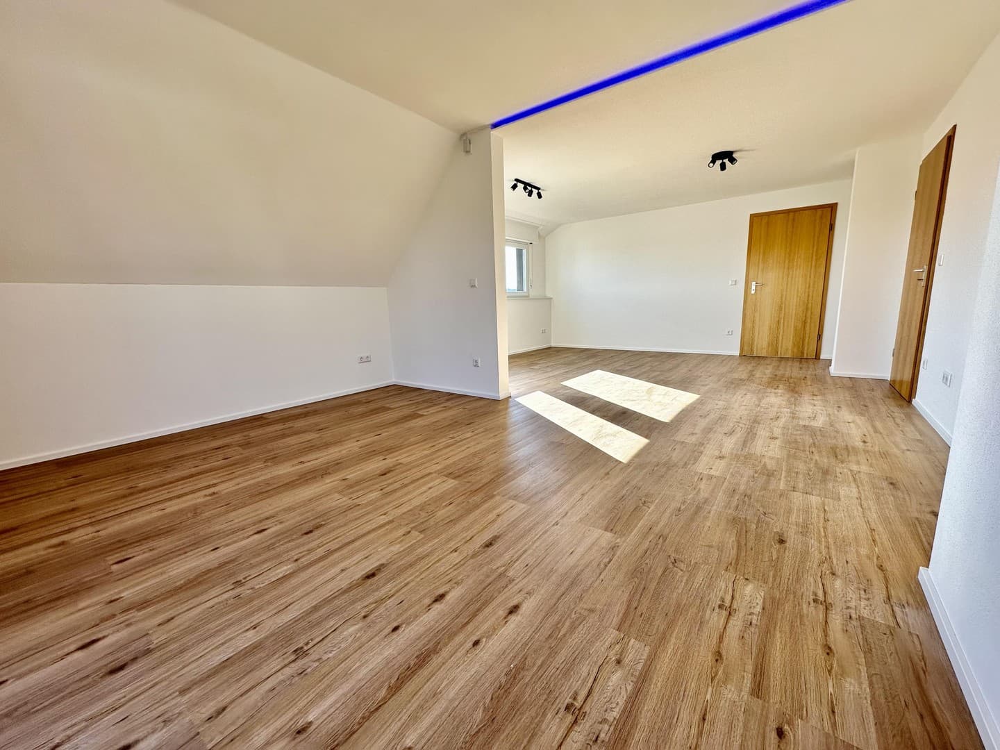 Dachgeschosswohnung mit traumhafter 60 m² Dachterrasse und Albblick – frisch renoviert
