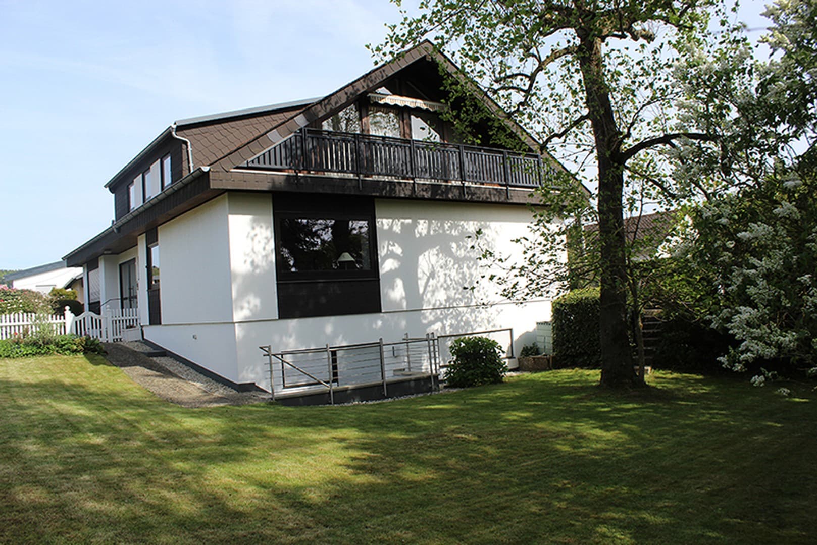 Zweifamilien-Wohnhaus in der Kleinstadt Leun im Lahn-Dill-Kreis. Der Kaufpreis ist verhandelbar.