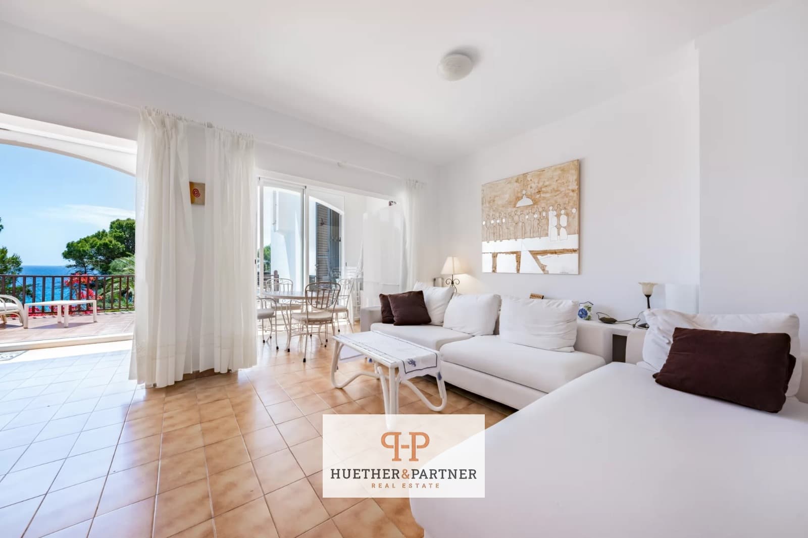 Erdgeschosswohnung in Cala Mandia mit Terrasse und Garten in erster Meereslinie