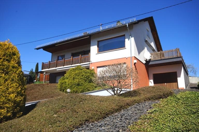 Niederelbert, solides Wohnhaus mit herrlichem Blick in beliebter Lage *VIRTUELLE 360° BESICHTIGUNG AUF ANFRAGE*