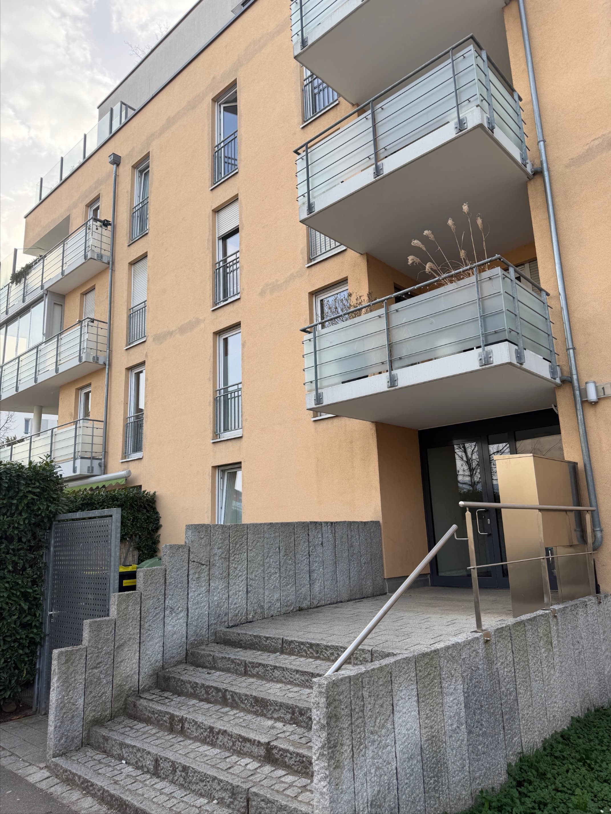 Moderne helle 1,5 - Zimmer Wohnung mit Balkon und herrlicher Aussicht zentral in Freiburg-Rieselfeld
