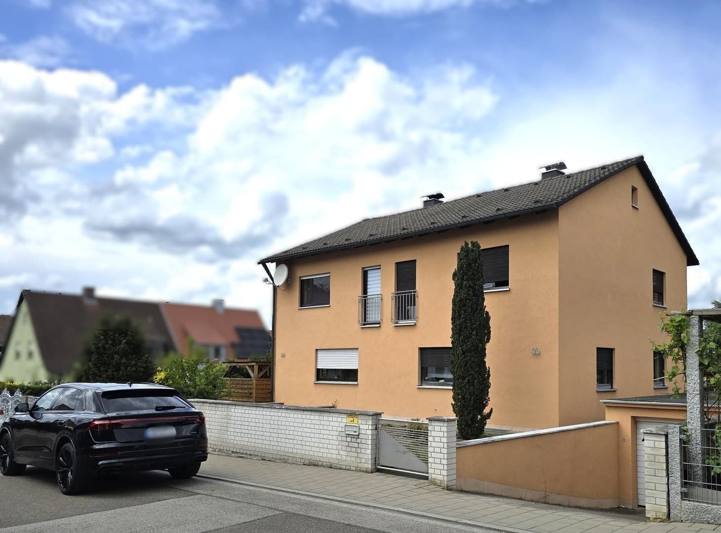 2 Doppelhaushälften auf 739 m² – 1 frei, 1 vermietet + 303 m² Zusatzgrundstück