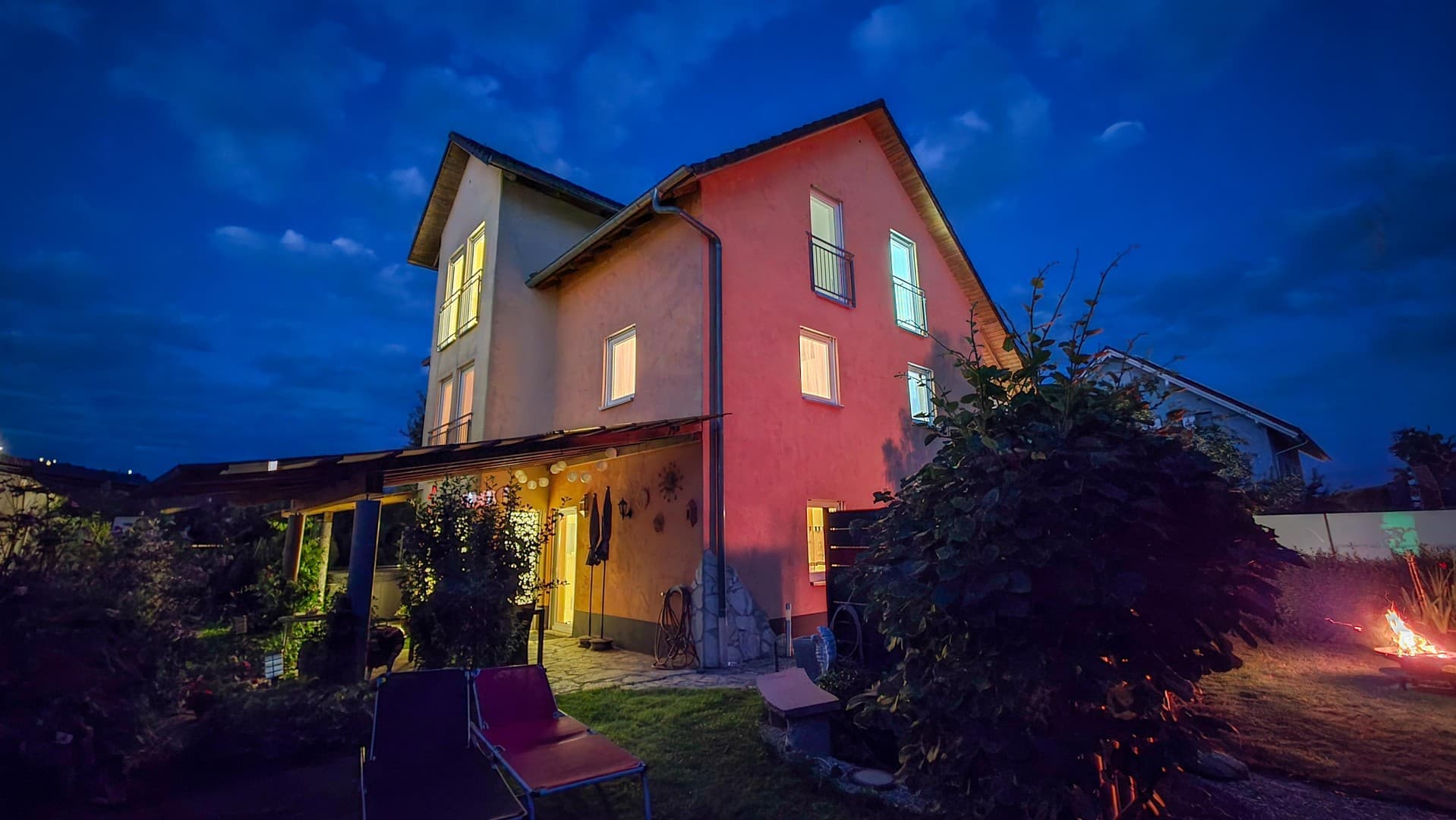 Repräsentatives Musterhaus mit großzügiger Betriebsleiterwohnung & gemütlichen Garten