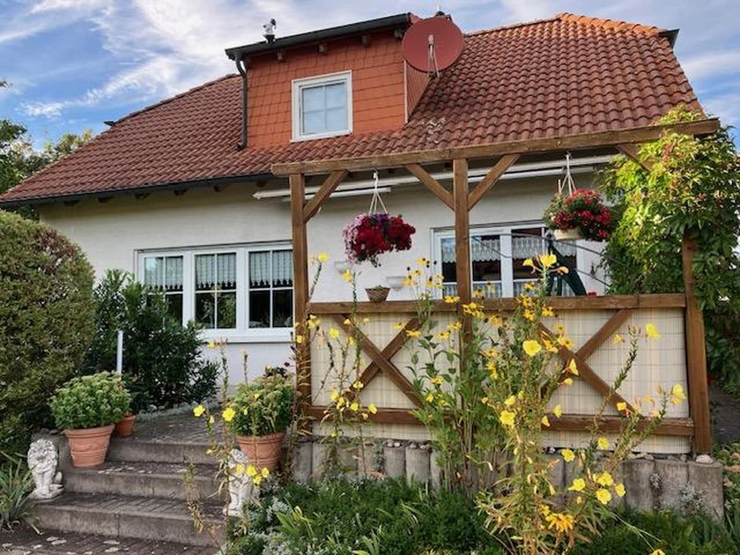 Freistehendes EFH im Landhausstil: weitläufiges Grundstück am Feldrand, Doppelgarage & Carport