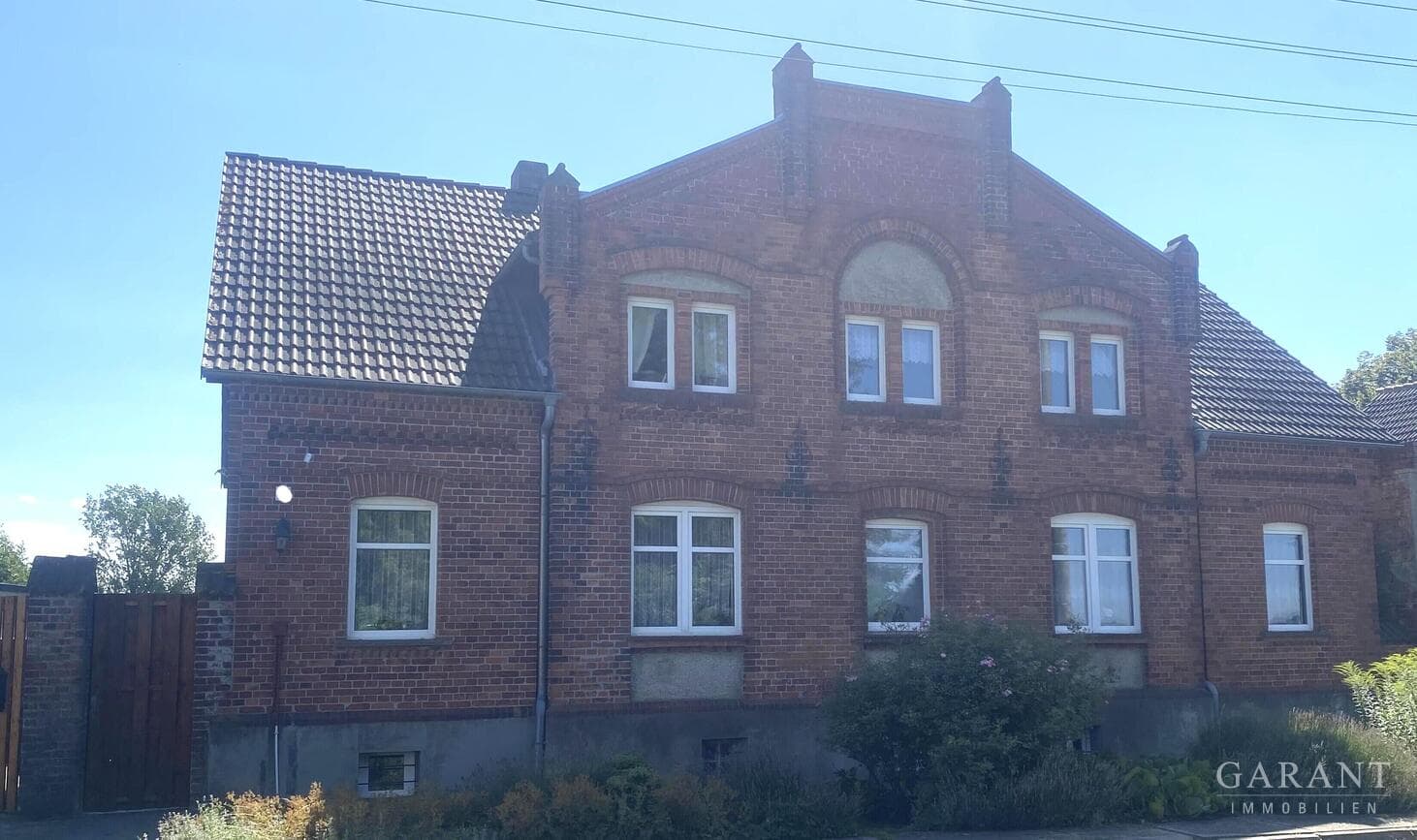 Großes Einfamilienhaus mit großem Garten, Einliegerwohnung, einer Halle & Garage 