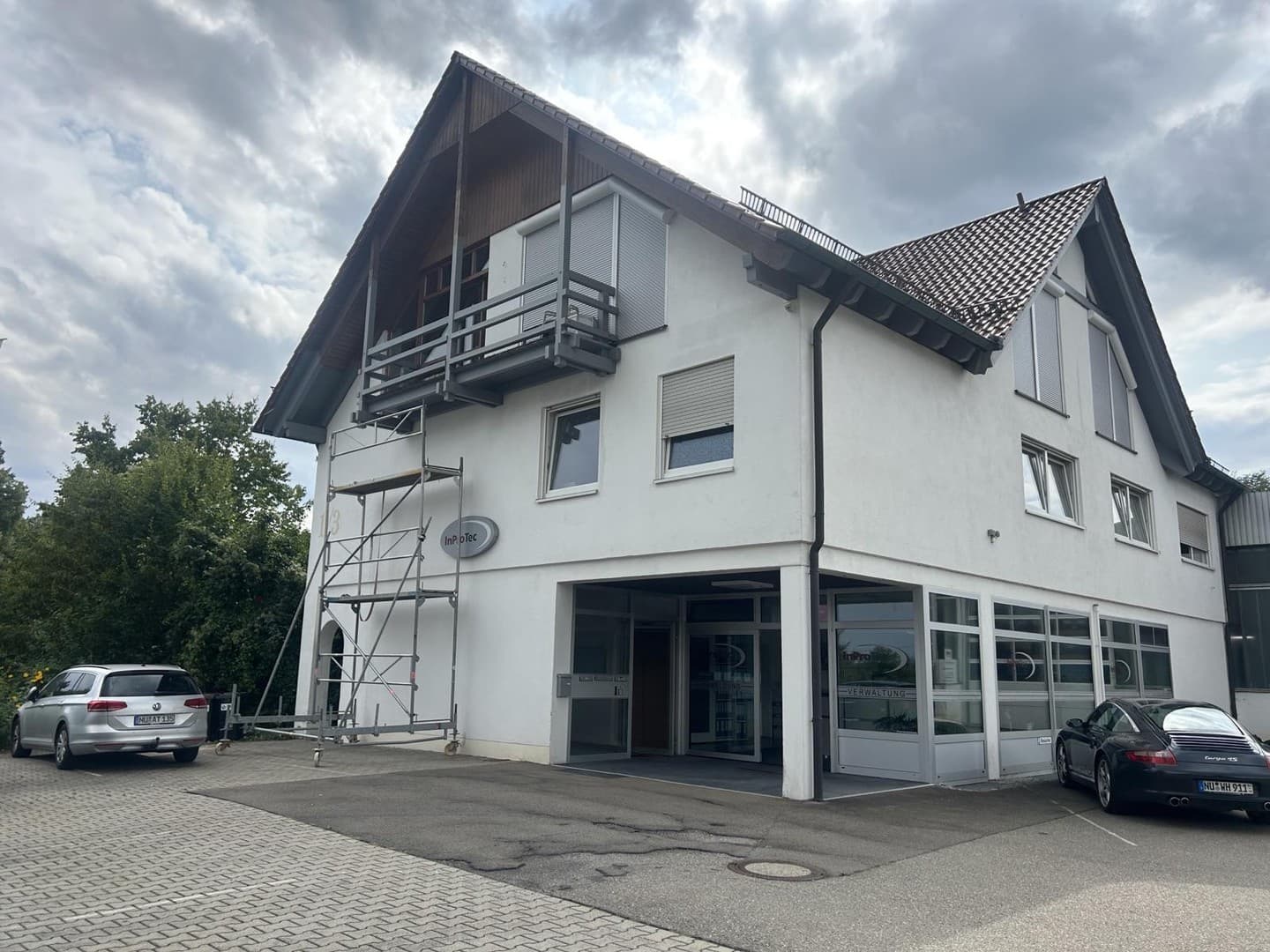 Vielseitig nutzbare Gewerbeeinheit mit Verwaltung und großer Freifläche in Illertissen zu mieten