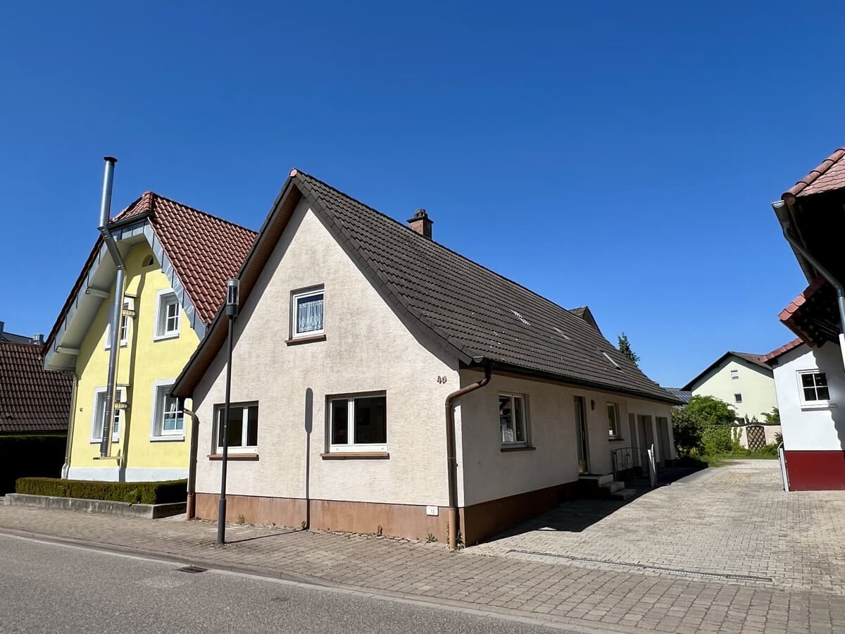 Renovierungsbedürftiges Einfamilienhaus mit Ausbaureserve & zwei Garagen in Steinmauern!