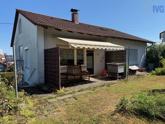 Einfamilienhaus mit Einliegerwohnung, Doppelgarage u. Holzlagerschuppen in Teilort von Leutkirch!