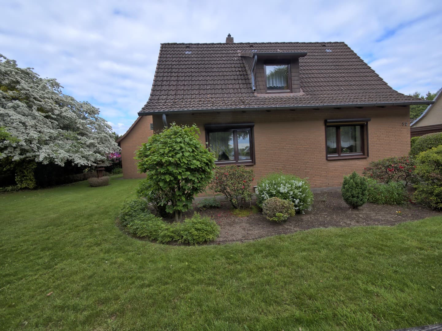 Gepflegtes Einfamilienhaus mit Nebengebäuden & großem Grundstück
