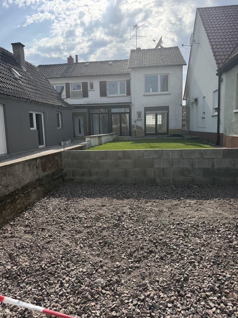 Kernsaniertes, Haus inklusive zweier Stellplätze und Garten