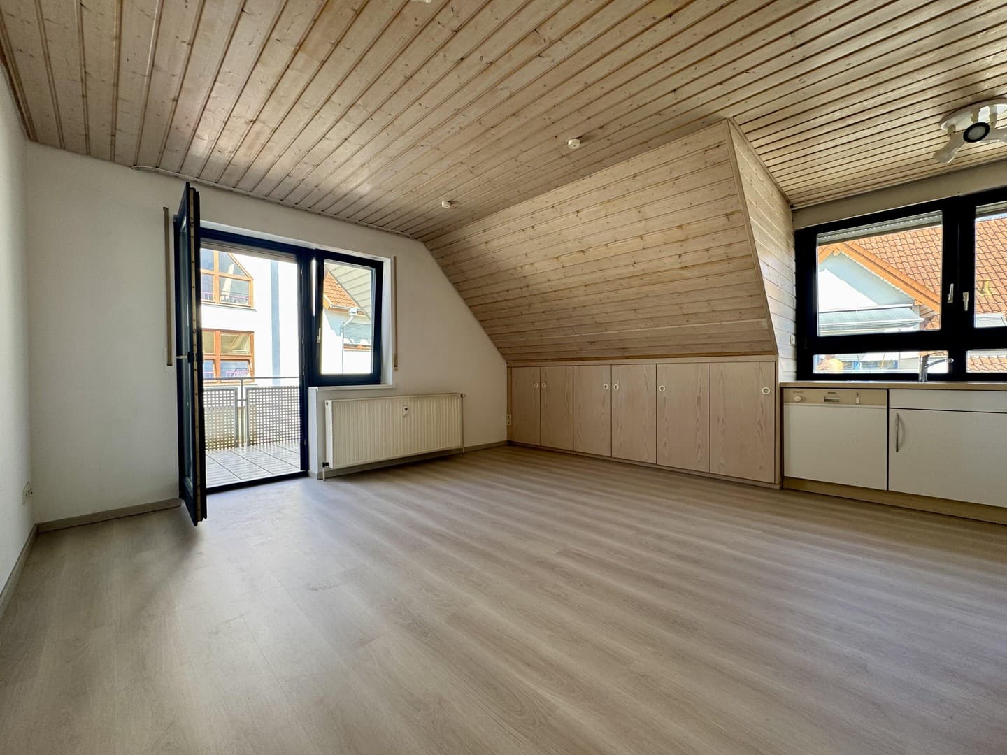 Provisionsfrei: 2-Zimmer-Wohnung DG mit Balkon in betreuter Wohnanlage