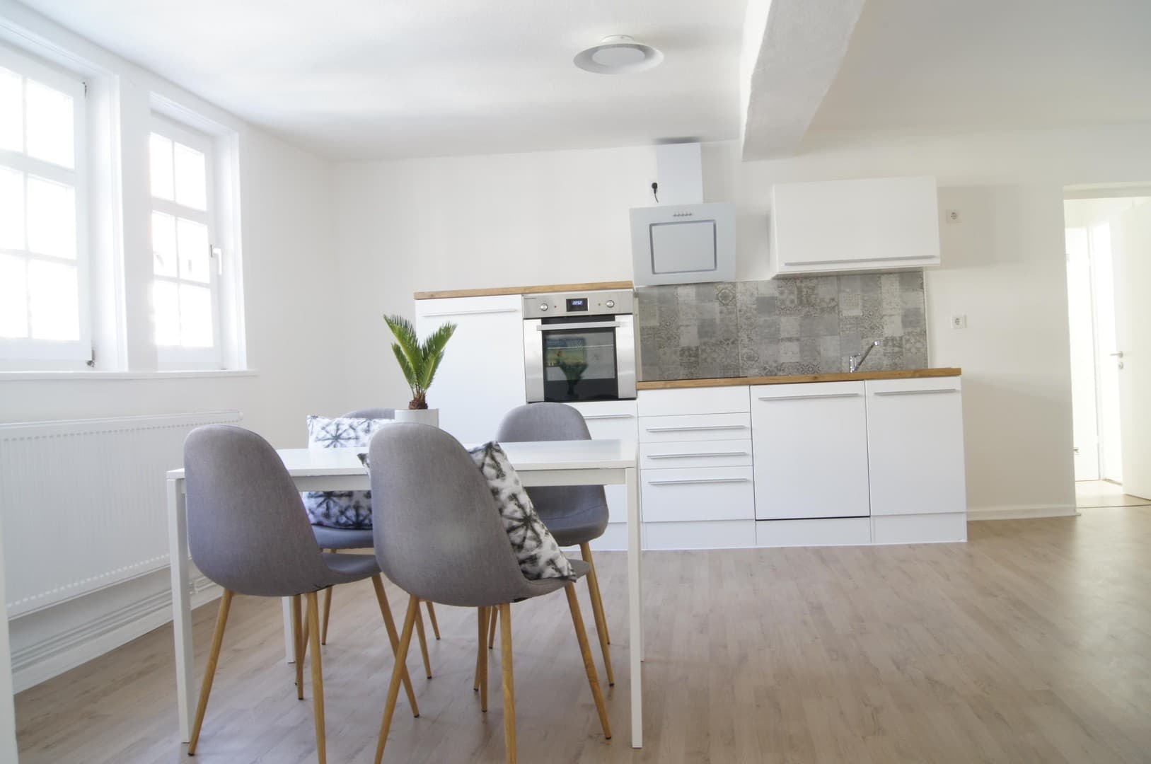 Stilvolle 2,5-Zimmer-Wohnung im Altbau – möbliert & gemütlich