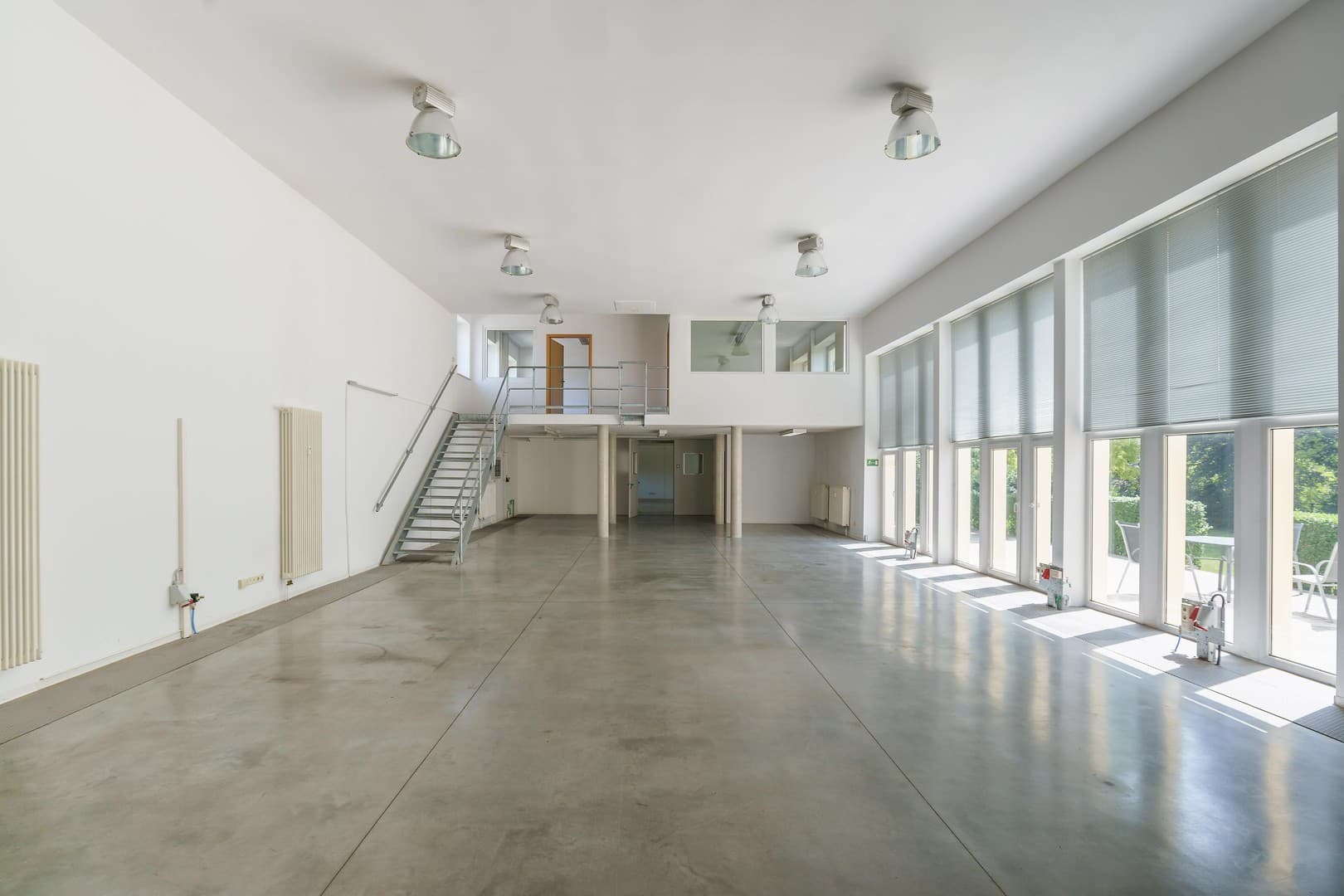 500 m² Raum für Ideen – vielseitige Gewerbefläche mit Halle, Büros und Arbeiten im Grünen.