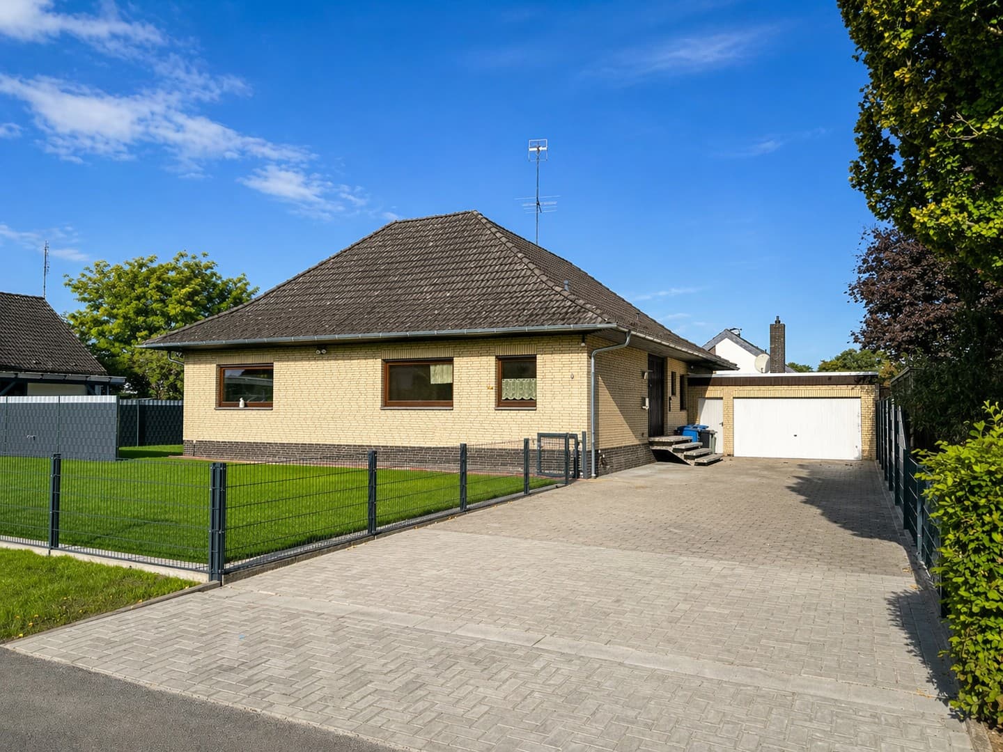 Provisionsfreier Bungalow in ruhiger Sackgasse – bezugsfertig & gepflegt