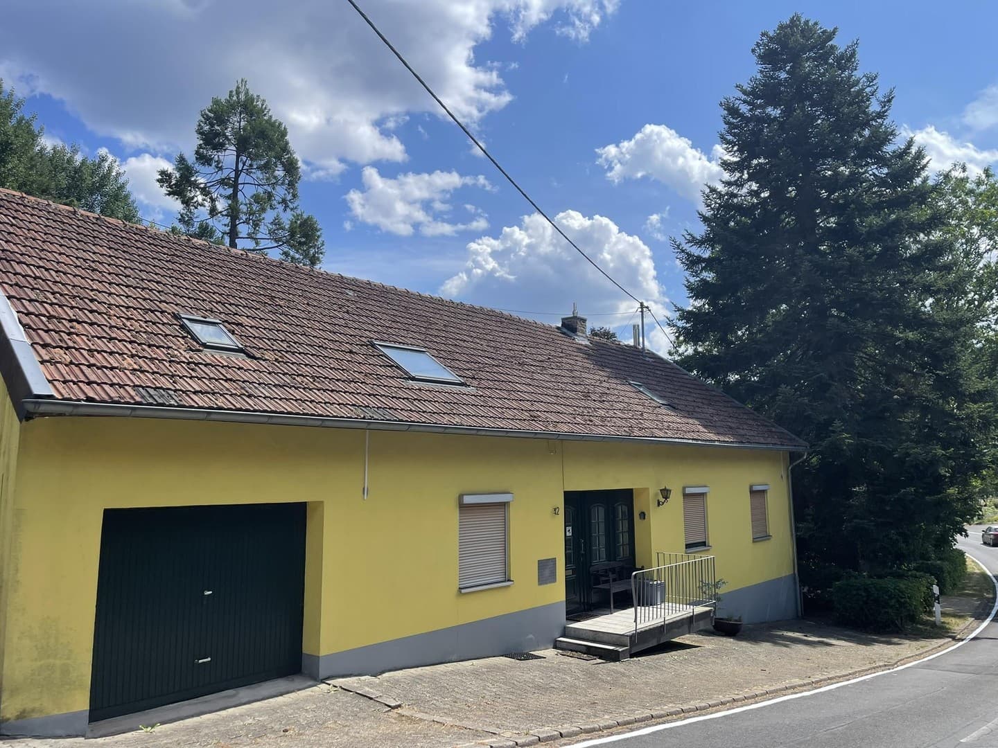 Haus in Alleinlage mit großem Grundstück und 2 Wohnungen