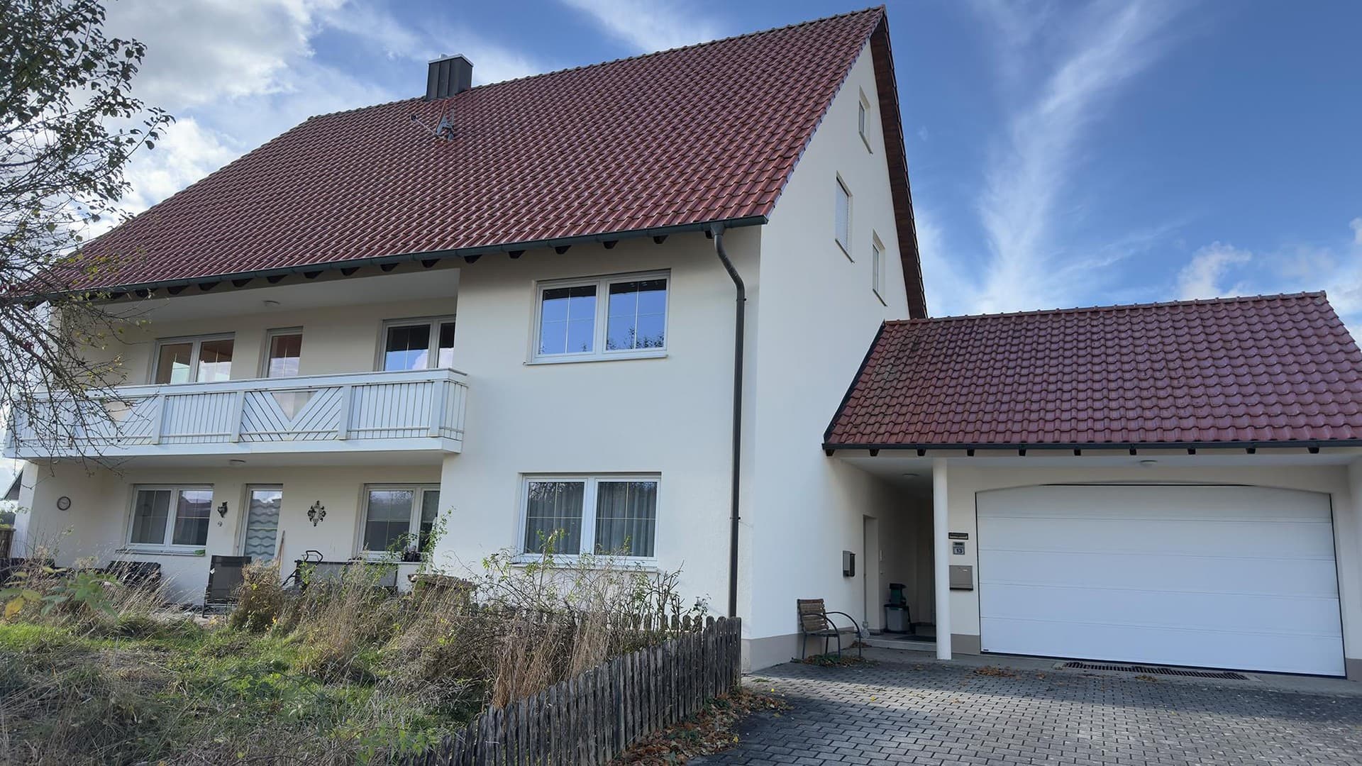 „Ländliche Idylle trifft Wohnqualität – vielseitiges Mehrfamilienhaus mit Potential“
