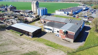 HALLENKOMPLEX MIT FREIFLÄCHEN UND WIESE