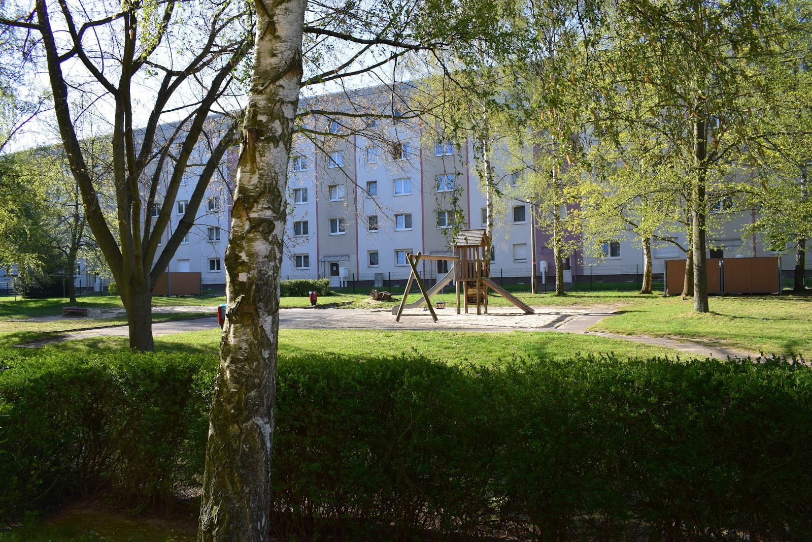 Familienmomente genießen – modernes Zuhause mit Spielplatz hinter dem Haus