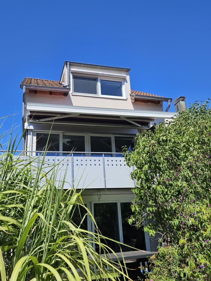 Großzügige Maisonette im Architektenhaus mit Kamin, Balkon & Albblick – ideal für 1–2 Personen